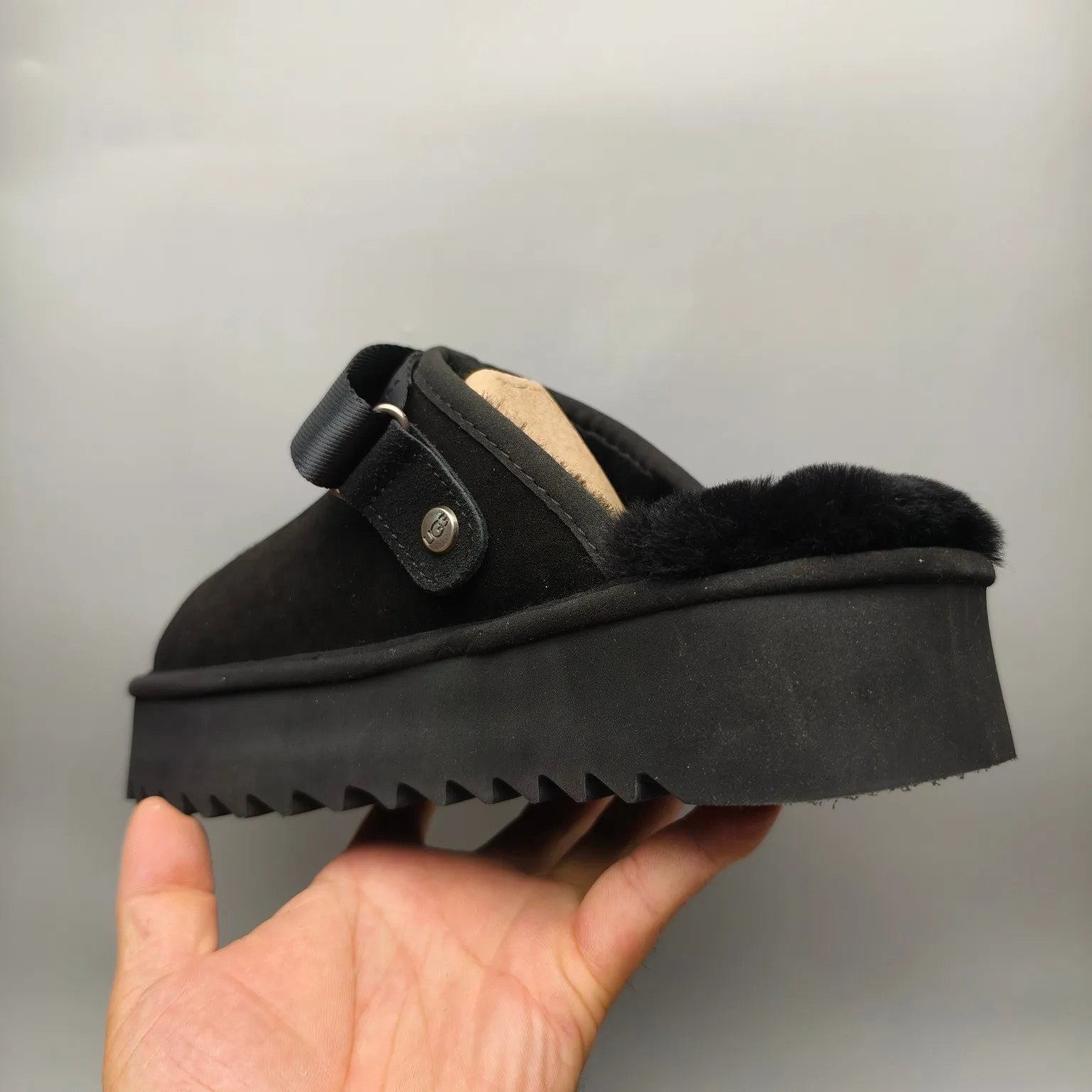 💰440 UGG sheepskin all-in-one snow boots 6734 thick-soled magic buckle dual-purpose slippers Color: Maroon Black Chocolate Matching code: 35-40